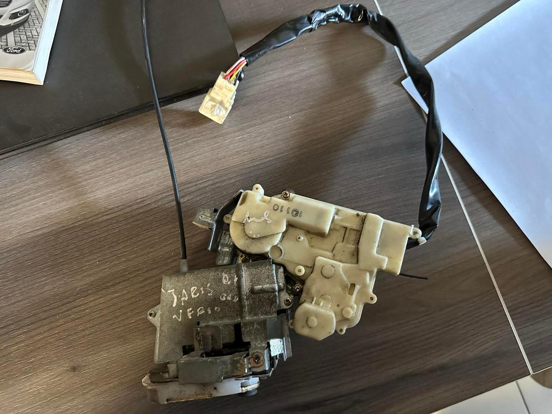 Замок двери задней правой ZCRMC5 Toyota Yaris Verso купить в магазине запчастей бу