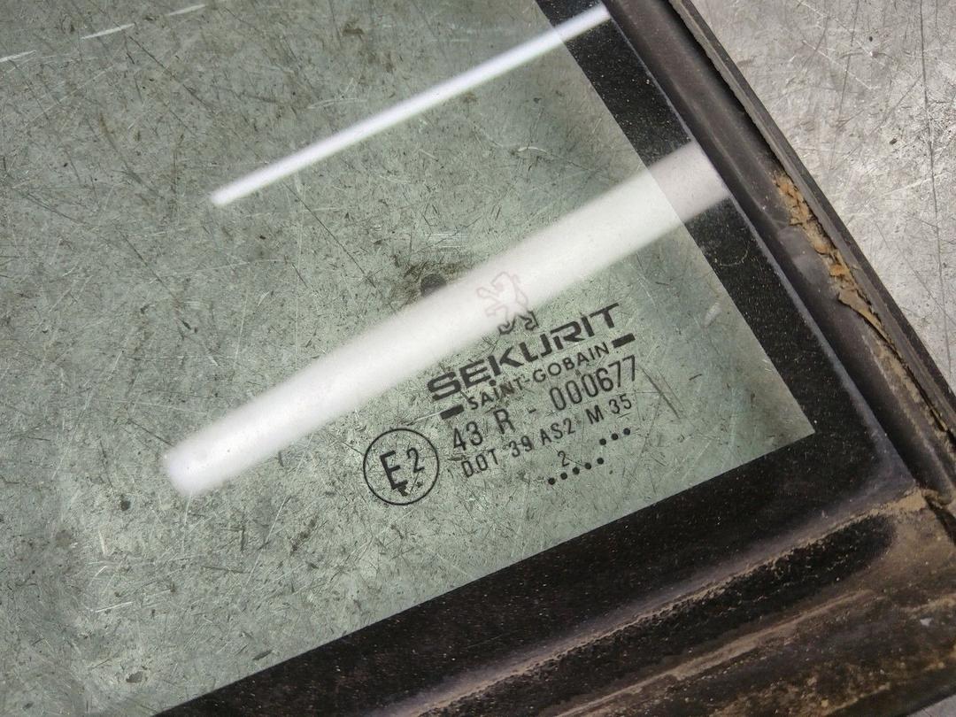 Стекло двери задней правой LW7NZJ Peugeot 607 купить