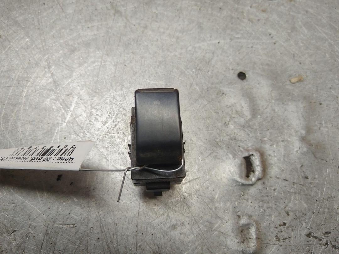 Кнопка стеклоподъемника переднего правого CCY69E Toyota Avensis