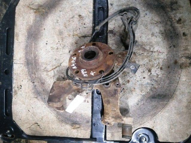 Кулак задний правый Y0Q8P7 Audi A4