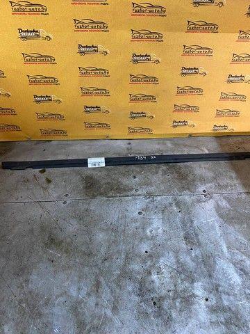 Молдинг стекла двери задней левой наружный YU5DYZ Volkswagen Passat