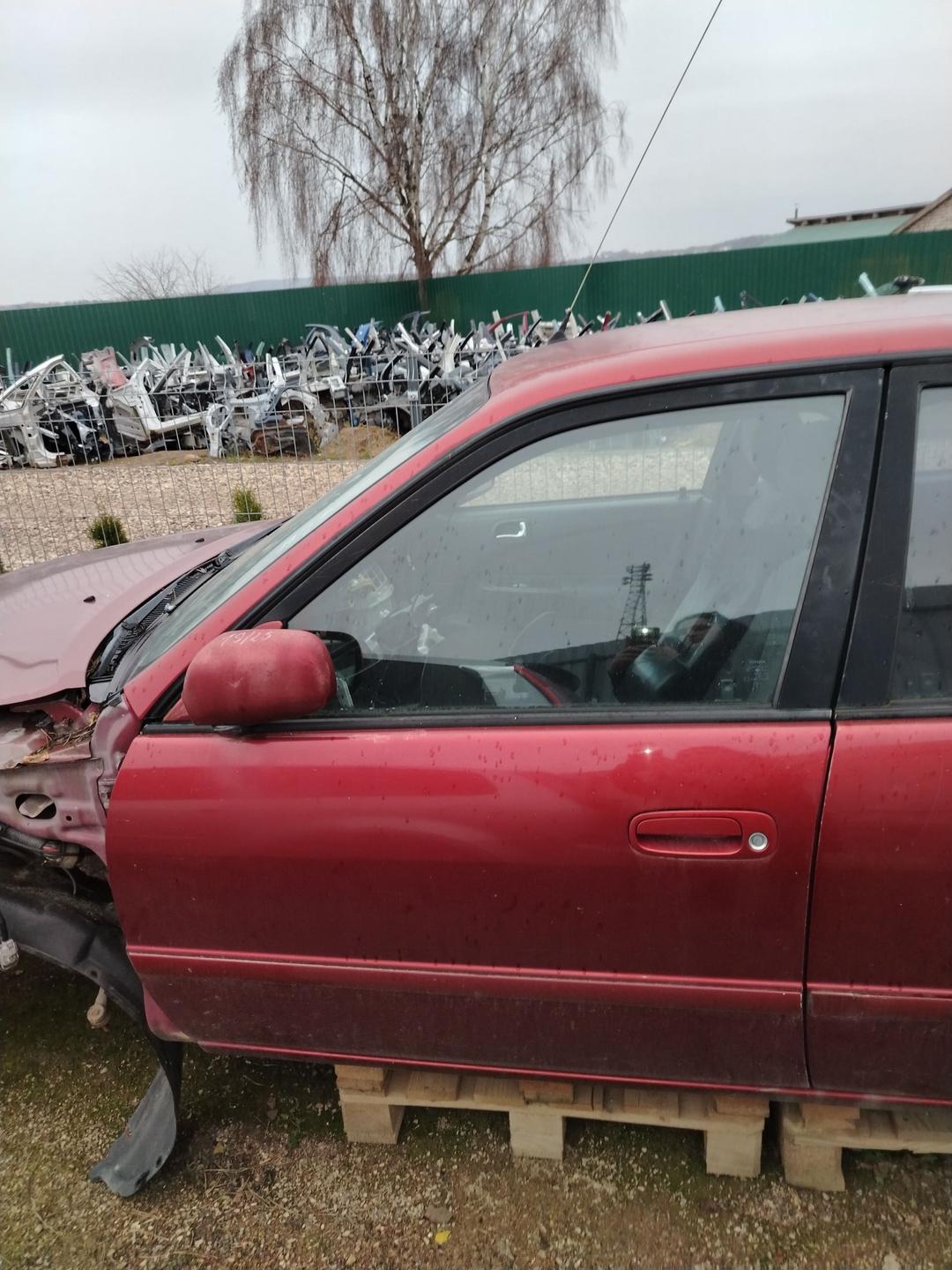 Стекло двери передней левой QEB4Y3 Toyota Corolla