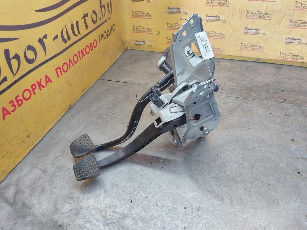 Узел педальный (блок педалей) B413JU Opel Astra