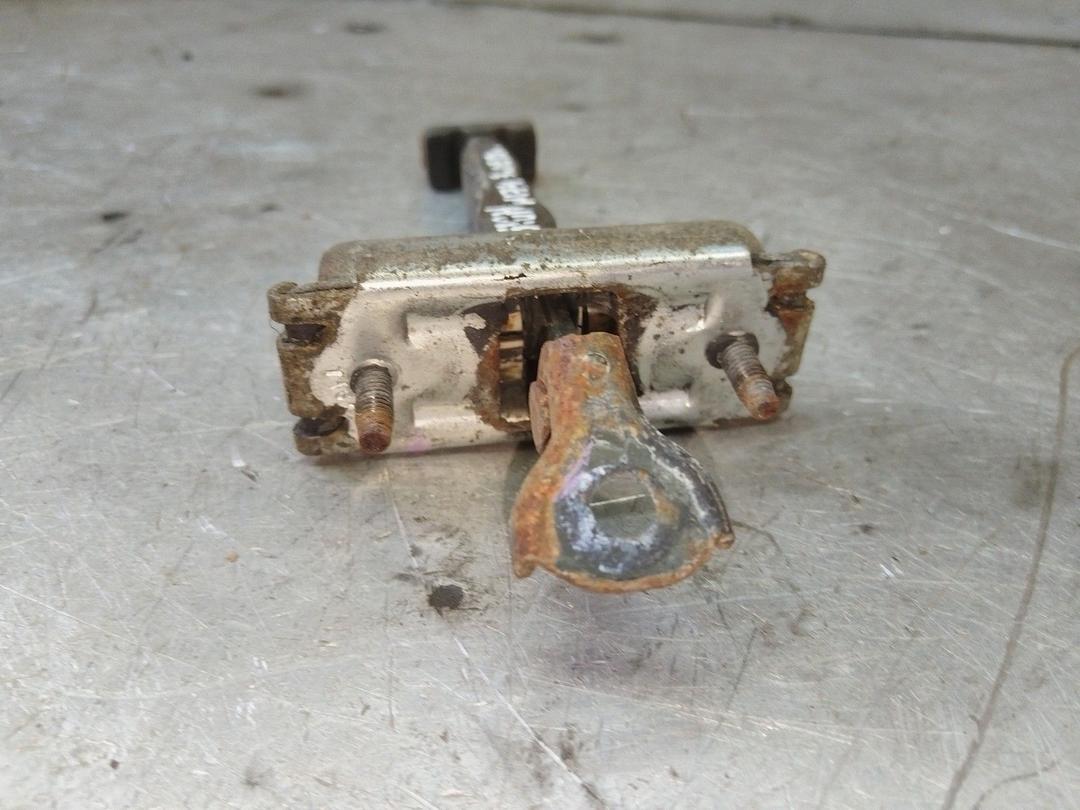 Ограничитель открывания двери задней 3MC7M0 Ford Fusion - Фото 6