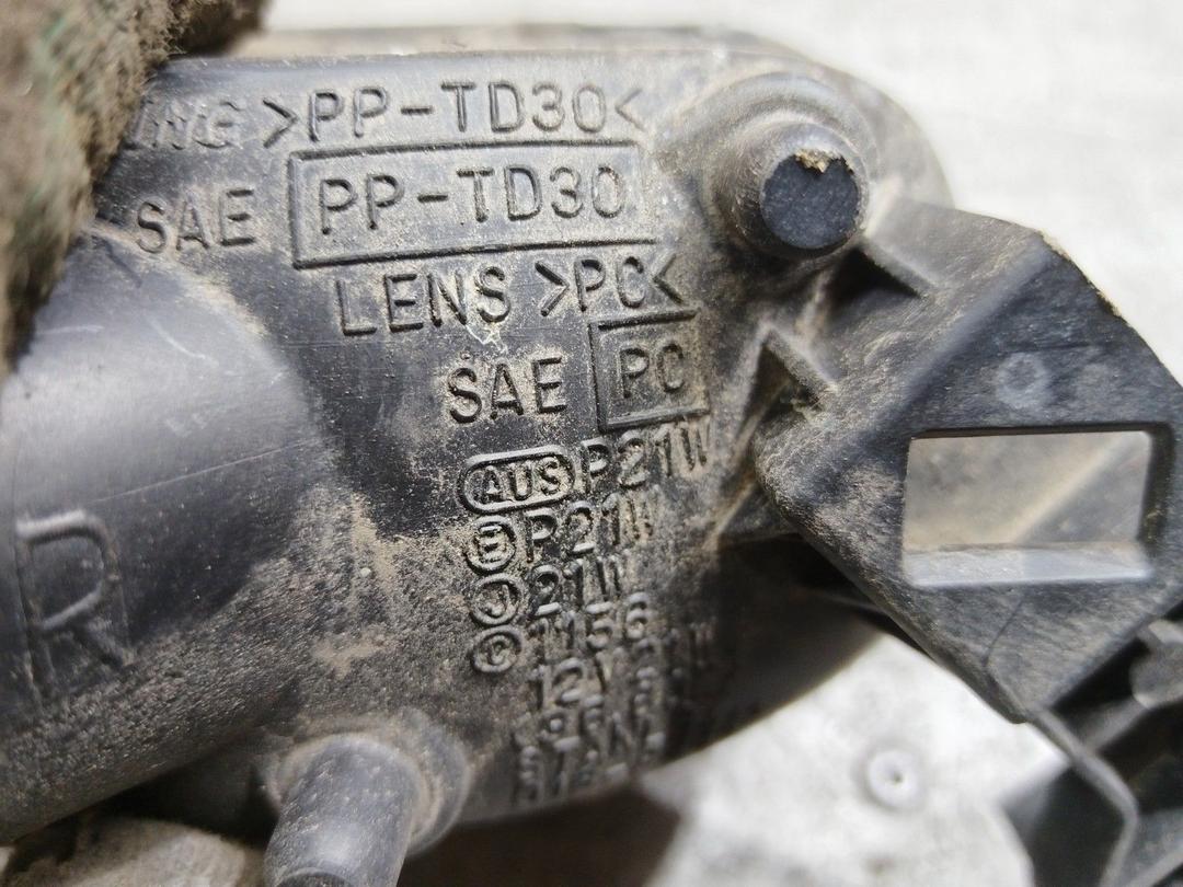 Фонарь крышки багажника правый 7M7TEJ Mazda 323 купить в магазине запчастей бу