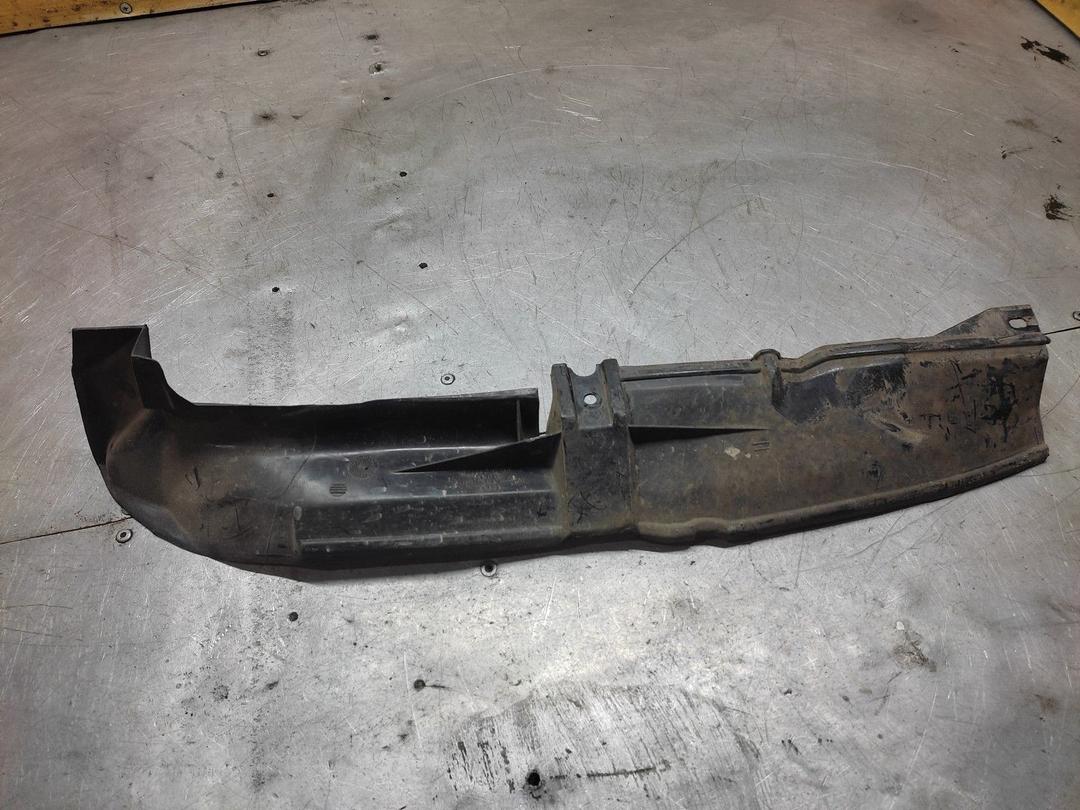 Пыльник крыла переднего правого QVMXGD Audi 80