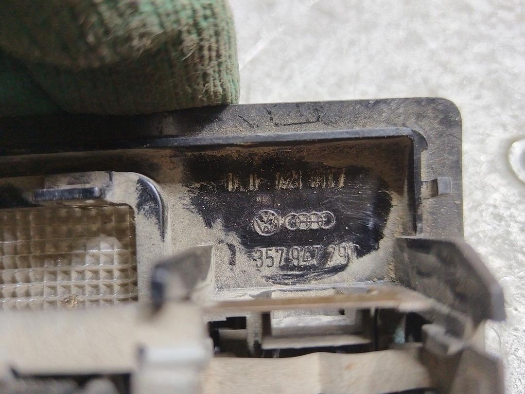 Фонарь салона (плафон) XS7010 Volkswagen Passat купить в магазине запчастей бу