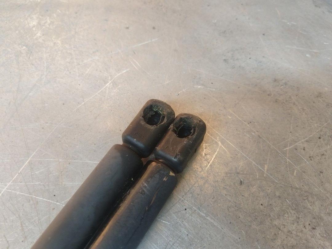 Амортизатор крышки багажника (3-5 двери) 1NRHIG Mitsubishi Carisma купить