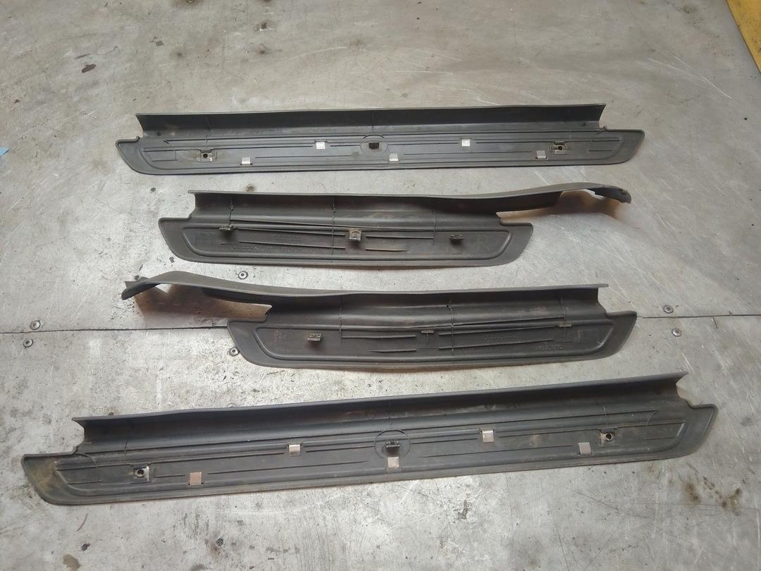 Накладка на порог 2T8DM8 Volvo V40 купить