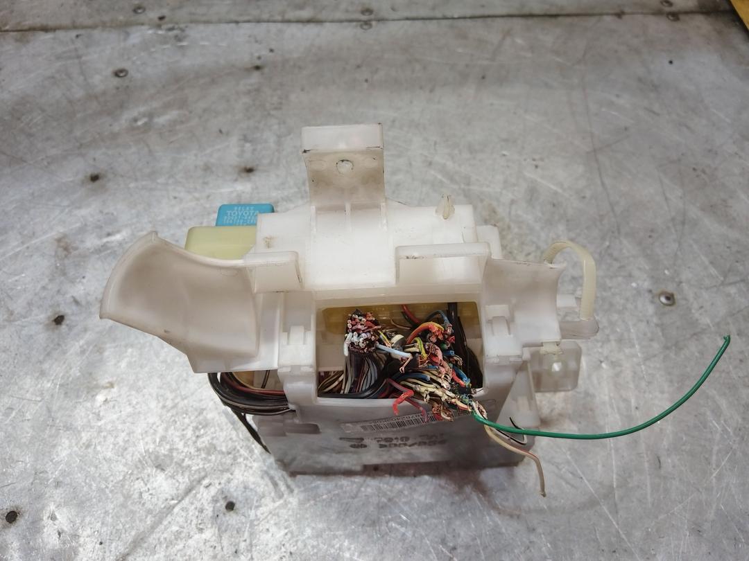 Блок предохранителей V5NIR2 Toyota Corolla купить с доставкой