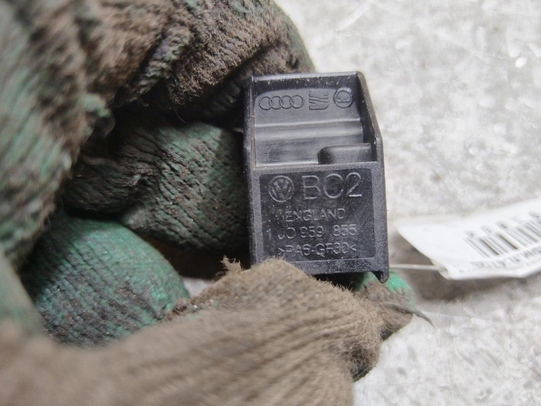 Кнопка стеклоподъемника заднего левого 9I36A3 Volkswagen Passat купить в магазине запчастей бу