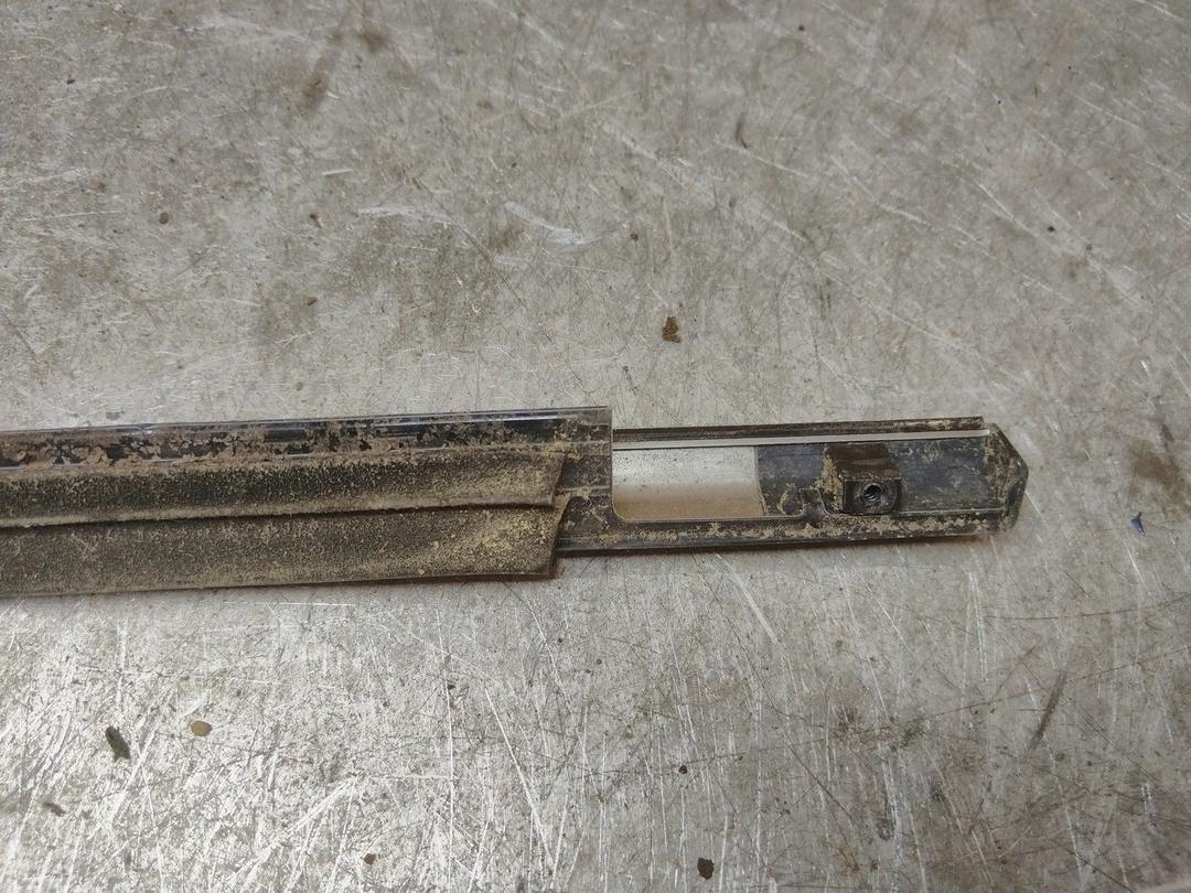 Молдинг стекла двери задней правой наружный VXUDQ1 Mazda 626 купить в магазине запчастей бу