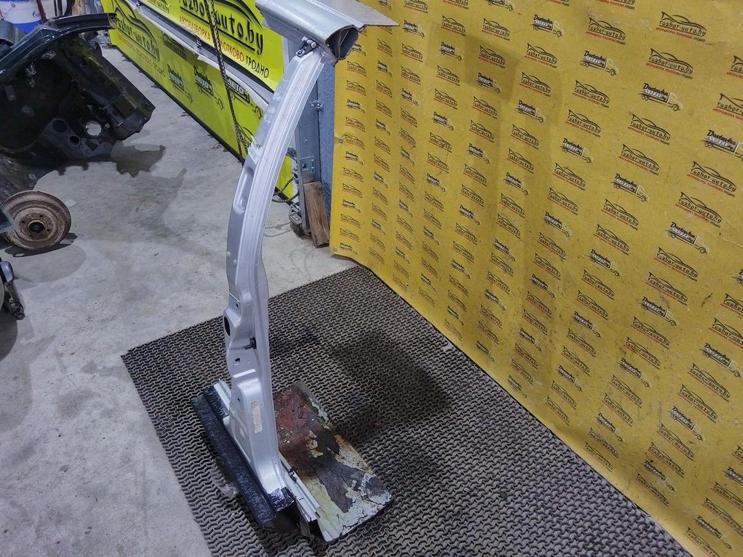 Стойка кузовная центральная правая E952GE Audi 80 undefined