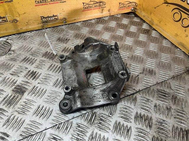 Кронштейн компрессора кондиционера 64ZR51 Kia Carnival - Фото 1