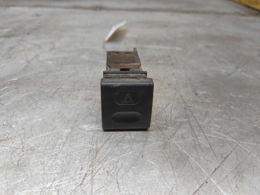 Кнопка аварийной сигнализации GPEWEG Citroen Saxo - Фото 1