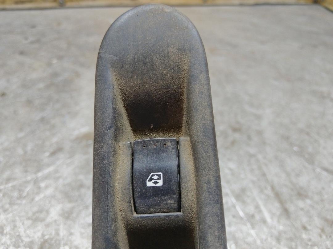 Кнопка стеклоподъемника заднего правого GKW5VH Renault Espace купить