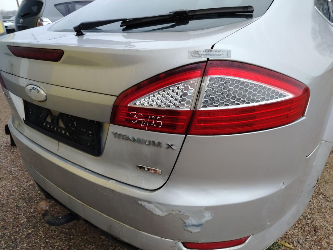 Фонарь крышки багажника правый O2HYQ7 Ford Mondeo