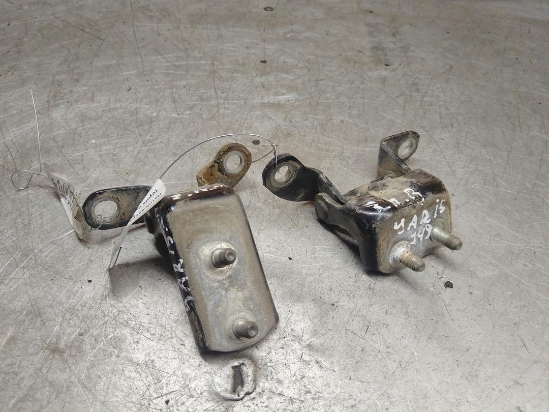 Петля двери задней правой 4Q7QS3 Toyota Yaris Verso