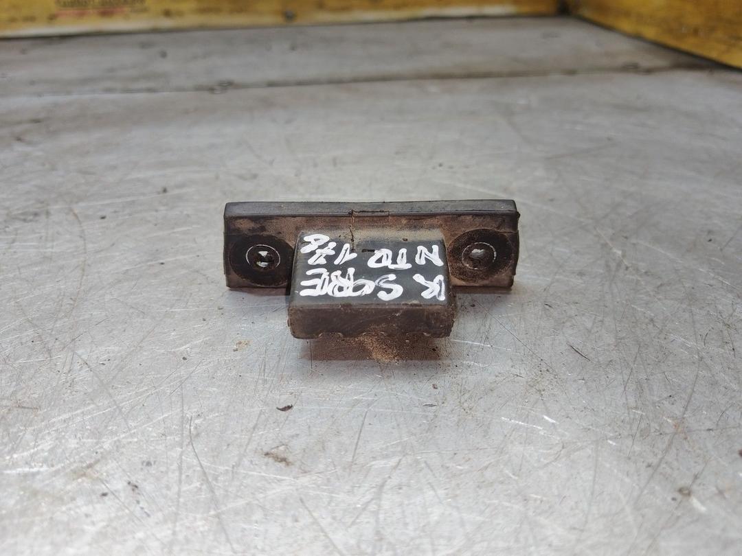 Отбойник крышки багажника BZO1NR Kia Sorento - Фото 3