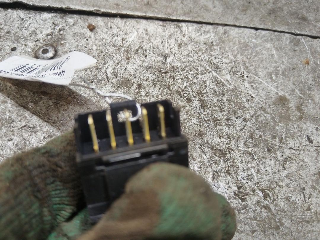 Кнопка стеклоподъемника переднего правого IL38OJ Citroen Berlingo купить с доставкой