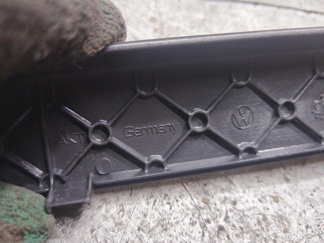 Пластик салазок сиденья 3PSUIU Volkswagen Passat купить с доставкой