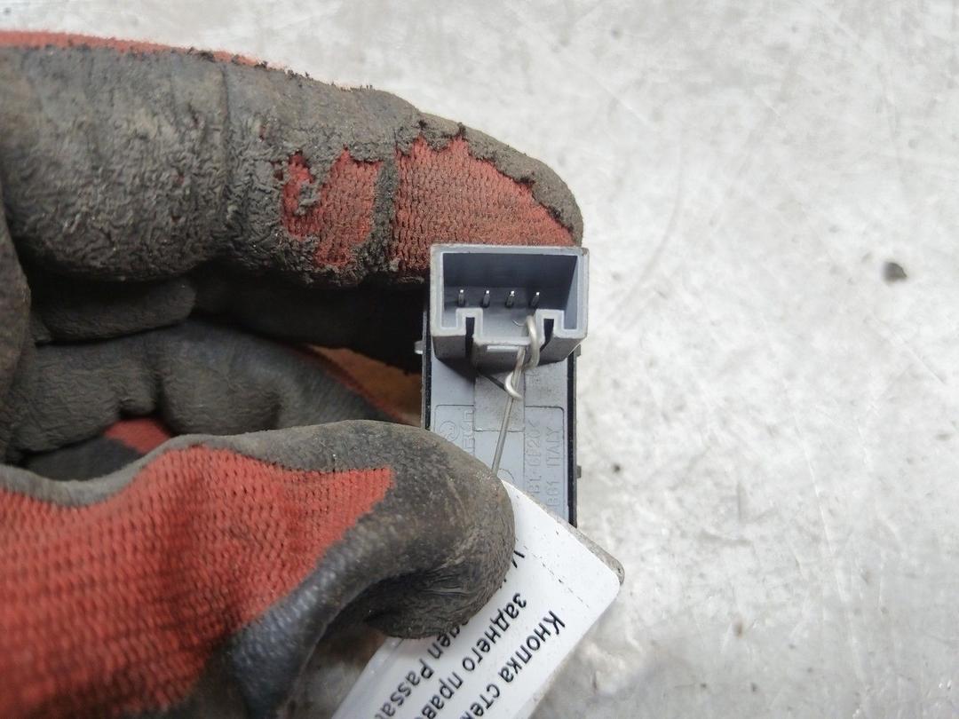 Кнопка стеклоподъемника заднего правого YEDW9N Volkswagen Passat купить в магазине запчастей бу