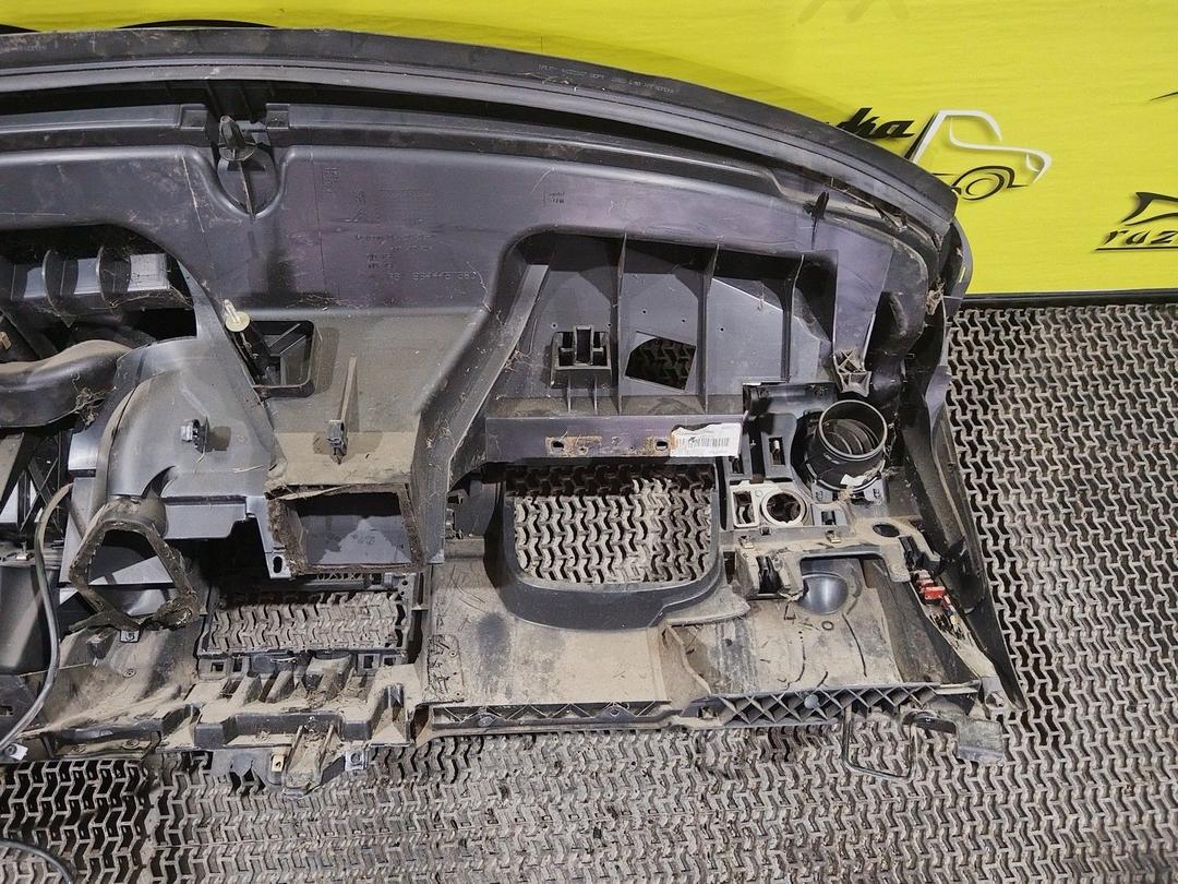 Панель передняя салона (торпедо) 7SG139 Peugeot Partner undefined