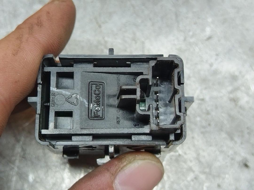 Кнопка стеклоподъемника переднего правого 7HZGJS Ford Fusion купить с доставкой