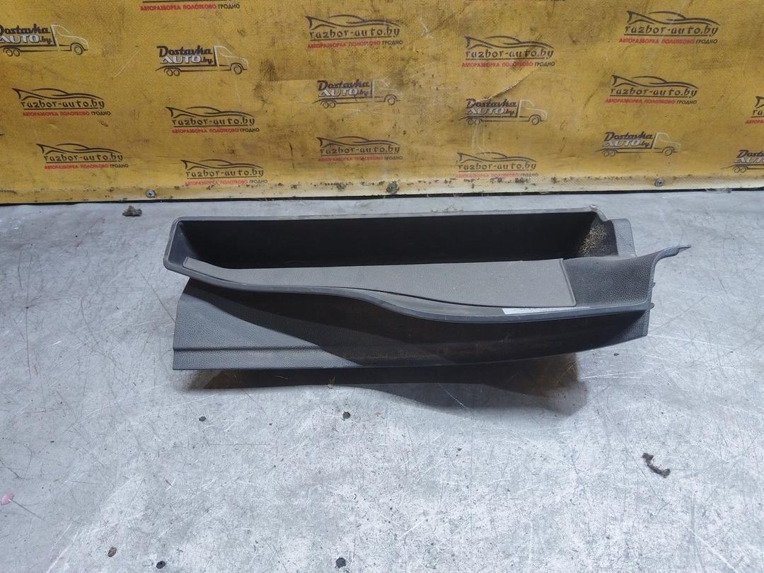 Пластик салазок сиденья T32F5Y Opel Zafira