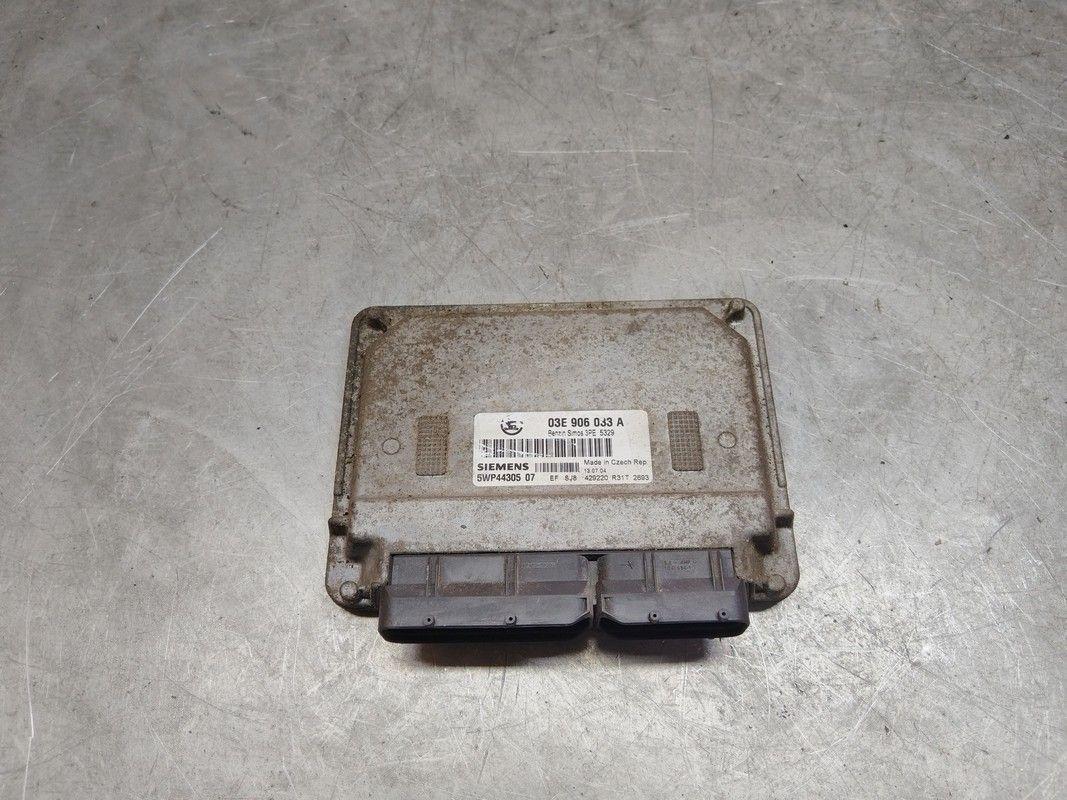 Блок управления двигателем SIQOJ1 Skoda Fabia