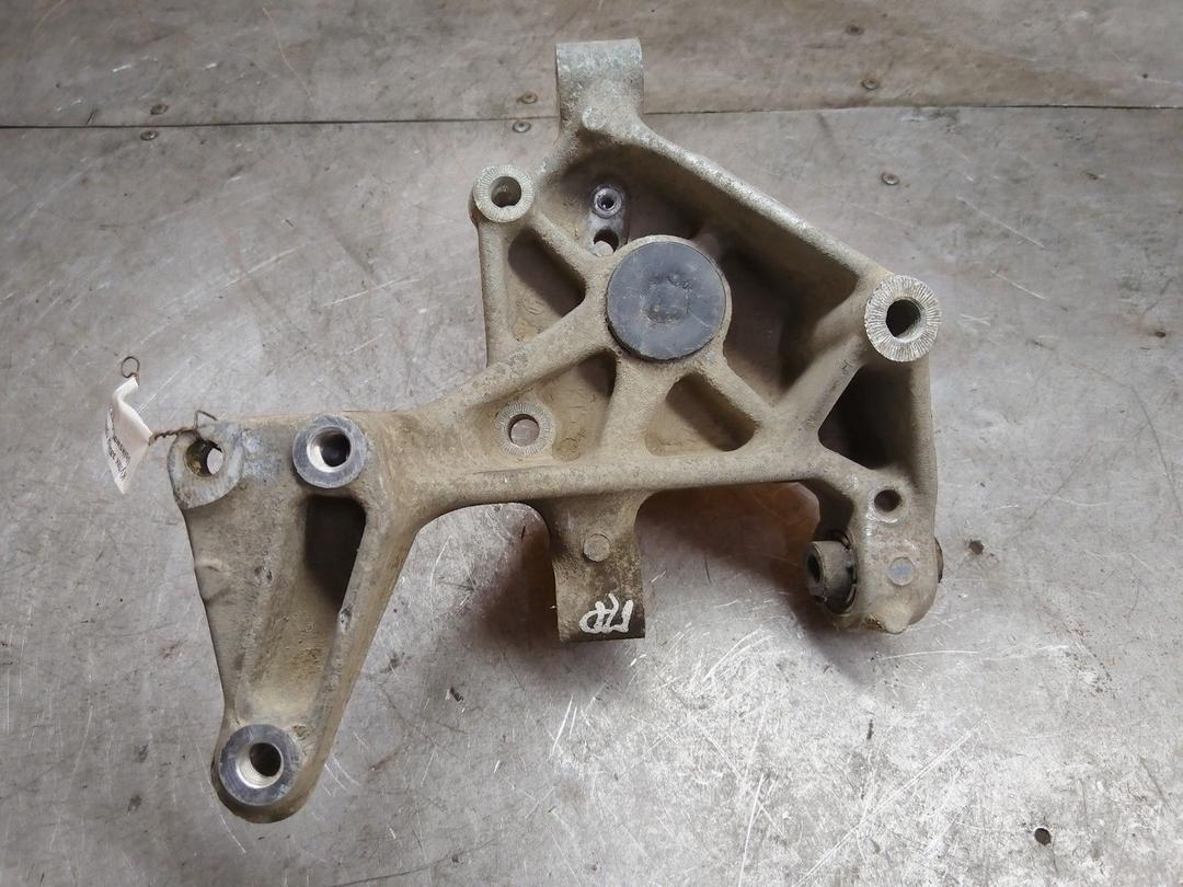 Кулак задний правый E0TCF1 Volkswagen Passat купить в магазине запчастей бу