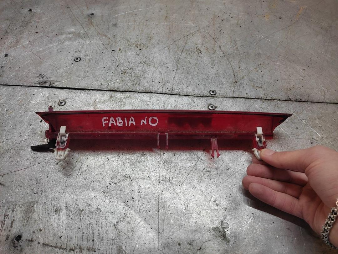 Стоп-сигнал XT3YS0 Skoda Fabia купить