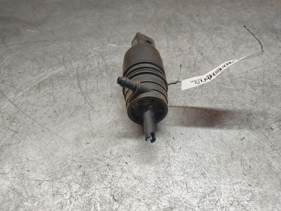 Насос (моторчик) омывателя стекла J3MCJ4 Volkswagen Passat - Фото 4