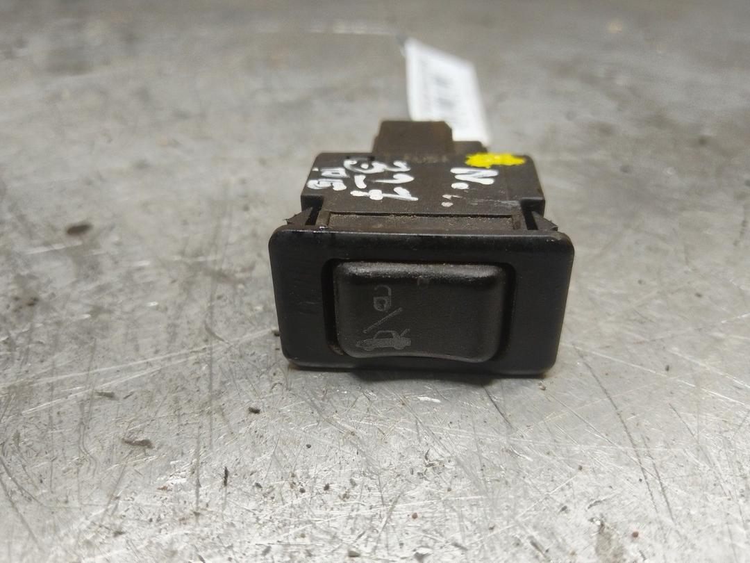 Кнопка открытия багажника B15HDT Nissan Primera