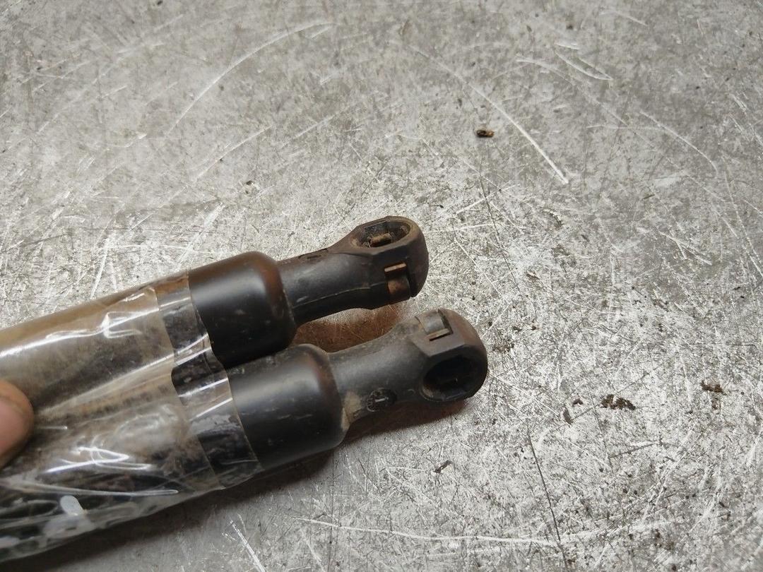 Амортизатор стекла багажника B8J8RM Peugeot 207 - Фото 2