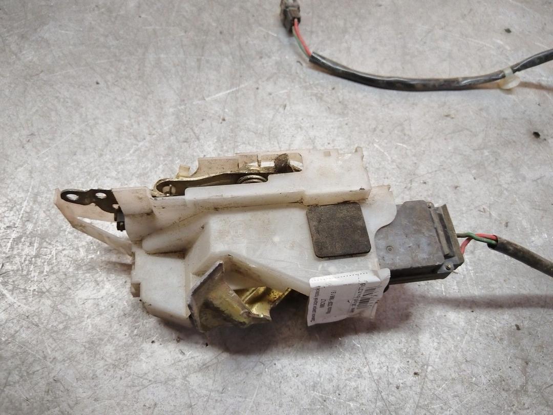 Замок двери задней правой M8C1L7 Mazda 323F купить на авторазборке