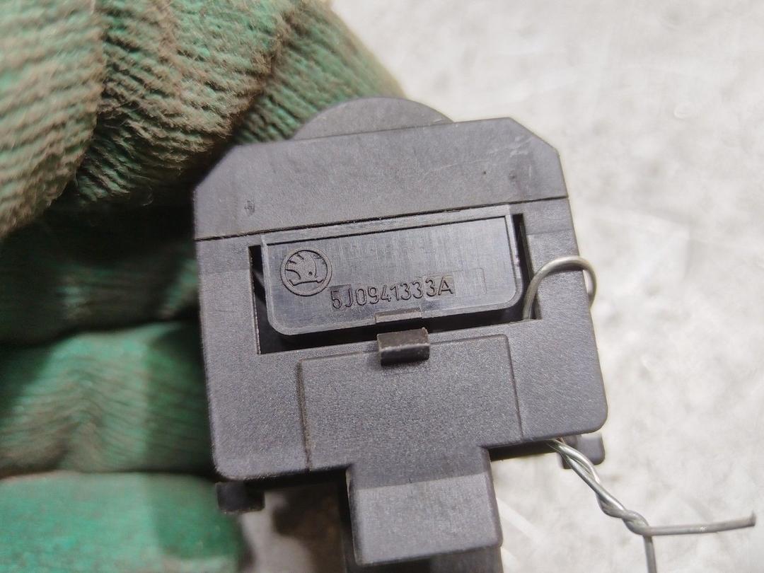 Кнопка корректора фар UGUOET Skoda Fabia купить в магазине запчастей бу