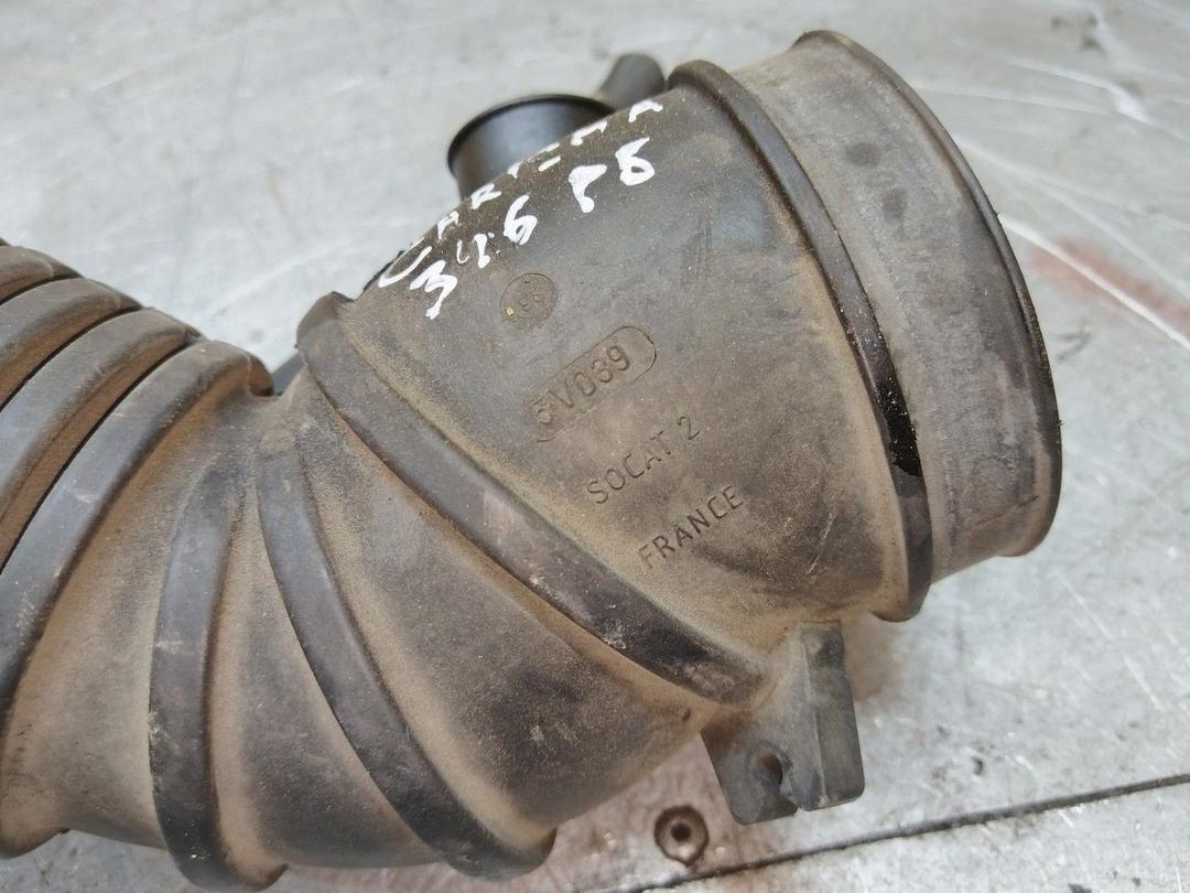 Патрубок воздушного фильтра 399OTB Mitsubishi Carisma купить в магазине запчастей бу