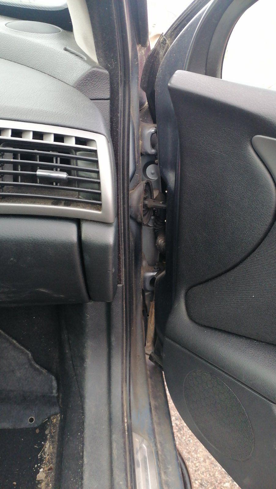 Петля двери передней правой UQ8U40 Peugeot 407