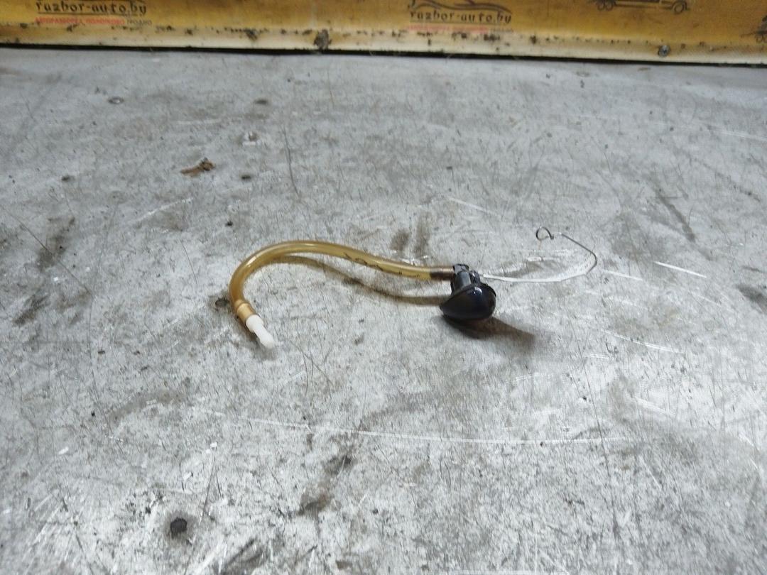 Форсунка омывателя заднего стекла L84SNR Toyota Avensis