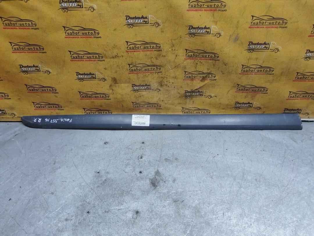 Молдинг двери передней правой NCIHN1 Skoda Fabia