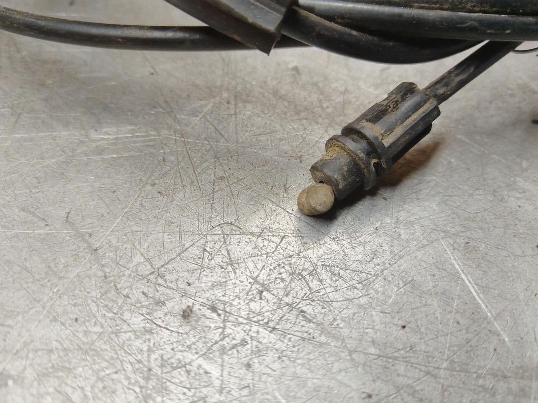 Трос открывания лючка топливного бака UQP01V Peugeot 406 купить