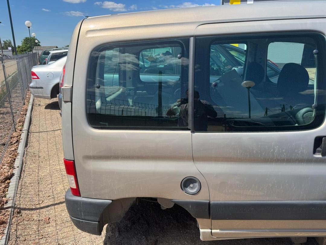 Стекло кузовное боковое правое DL4Y96 Citroen Berlingo
