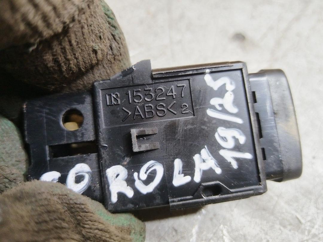 Кнопка аварийной сигнализации LAI6YE Toyota Corolla купить в магазине запчастей бу