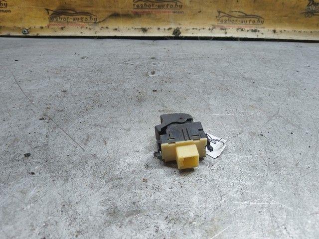 Кнопка стеклоподъемника заднего левого IB9S57 Toyota Avensis купить в магазине запчастей бу