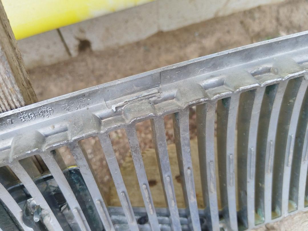 Решетка капота QE0P8V Volvo V70 - Фото 3