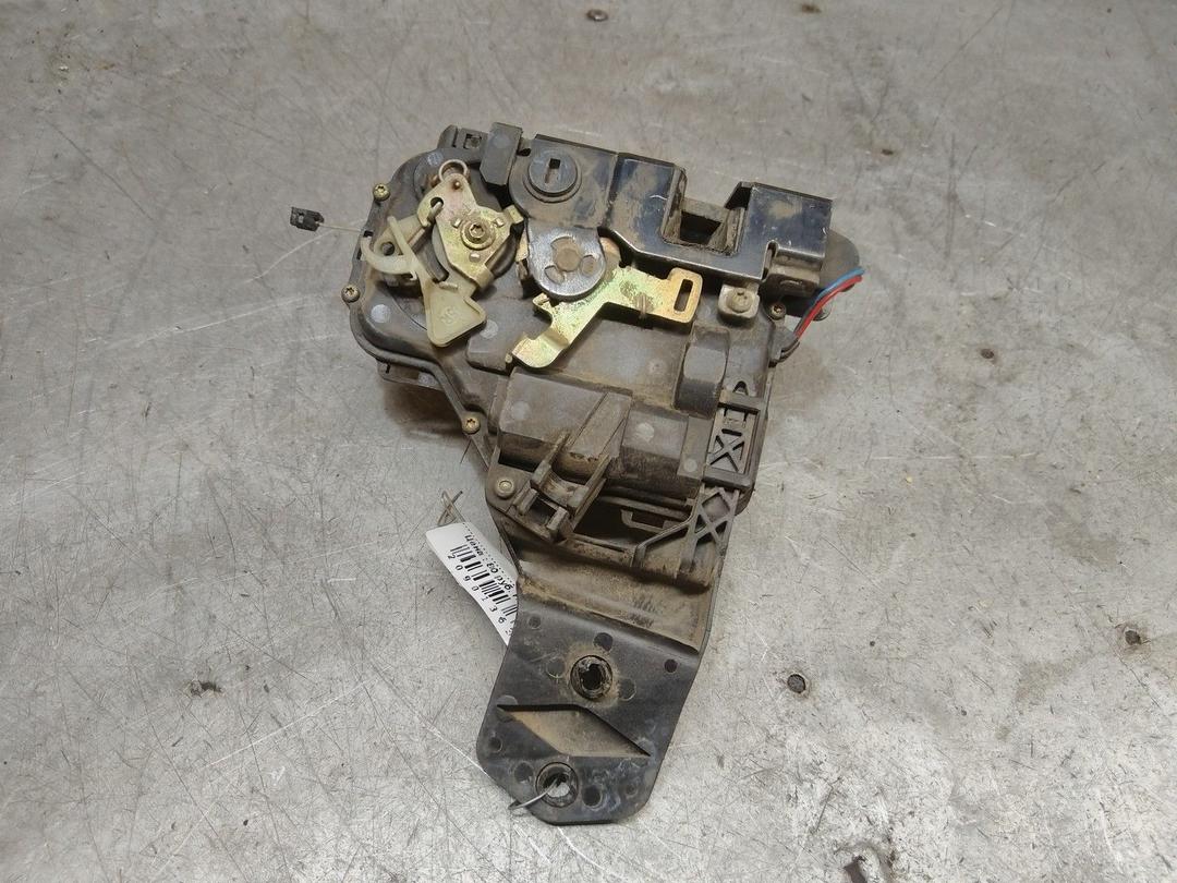 Замок двери задней правой Y5GC4B Volkswagen Passat купить с доставкой