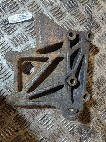 Кронштейн компрессора кондиционера TRGX9D Mazda Premacy - Фото 2