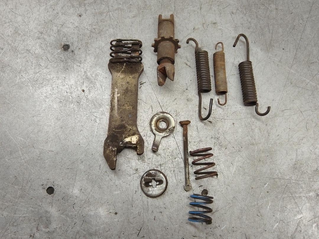 Механизм развода задних тормозных колодок правый NRRLI4 Toyota Avensis Verso