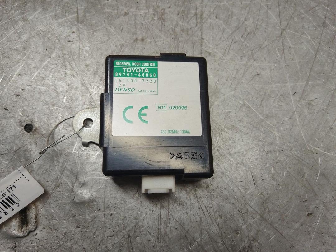 Реле (прочие) E00XKT Toyota Avensis Verso - Фото 1